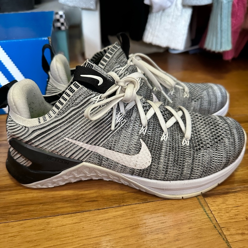 Nike running tennis shoes